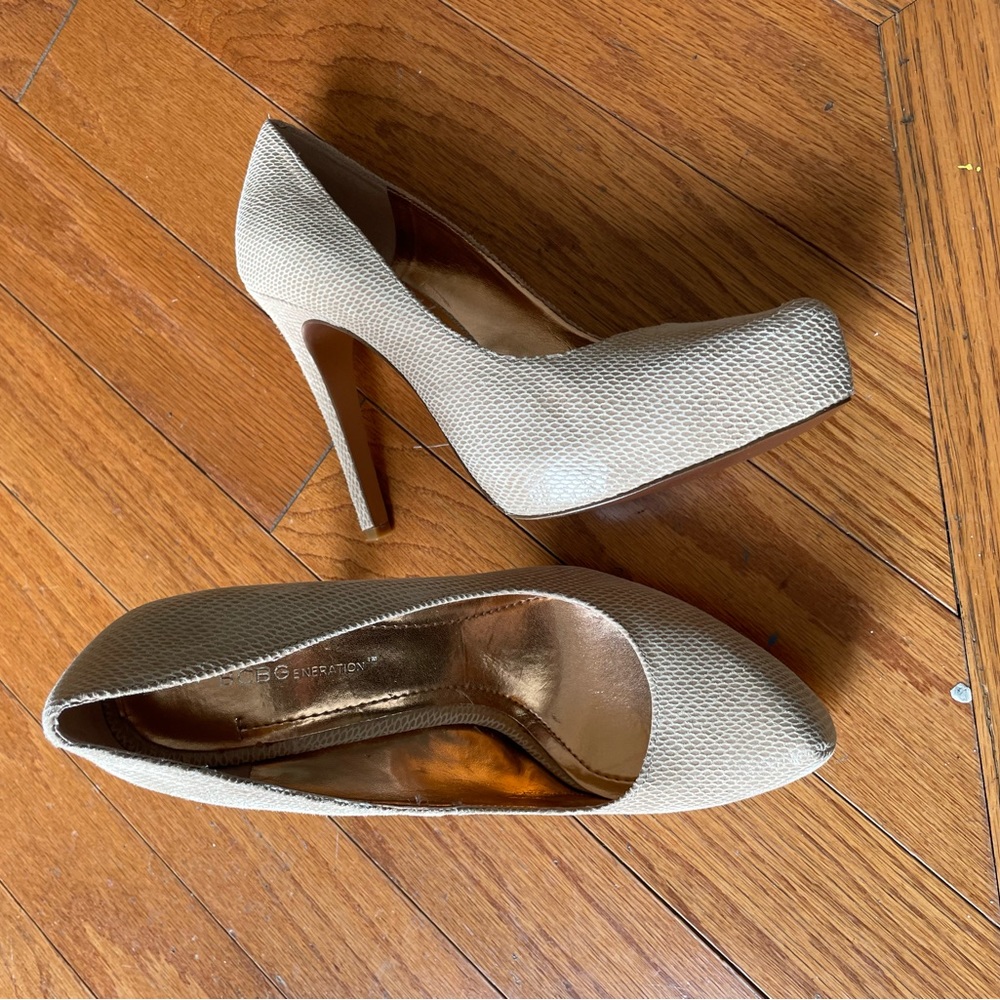 BCBG leather pumps size 8.5. Never worn